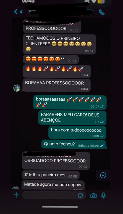 Aluno comemorando o primeiro cliente fechado
